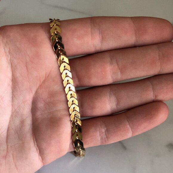 Arrow Leaf Style Shimmery Bracelet - Gold Plated - Picture 4 of 4